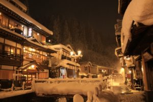銀山温泉アクセス雪景色